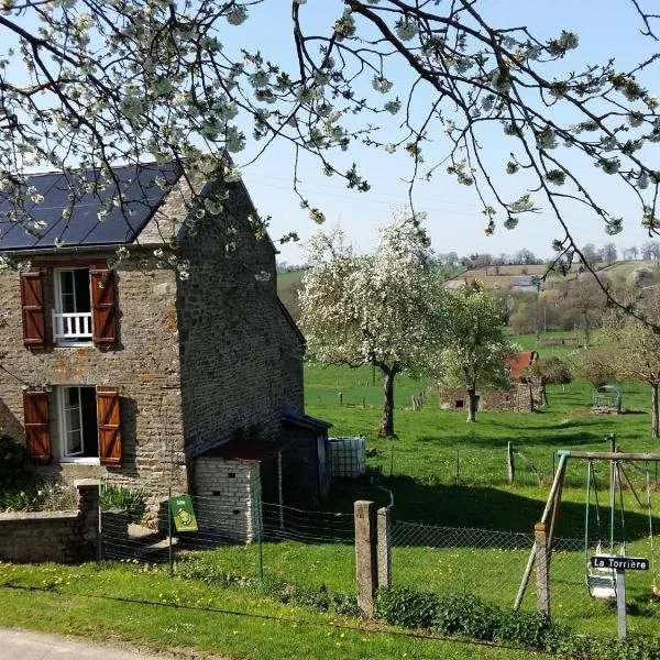 Maison Normande avec Jardin Clôturé, Cheminée et Options Confort, près de la Roche d'Oëtre - FR-1-497-141、Frênesのホテル