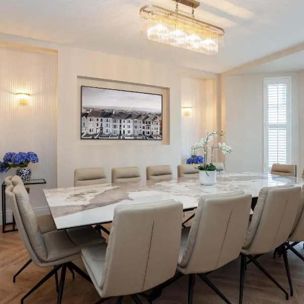 111 By Mayfair - Luxurious 12 Bedroom House, Portrush, hotel in Portrush