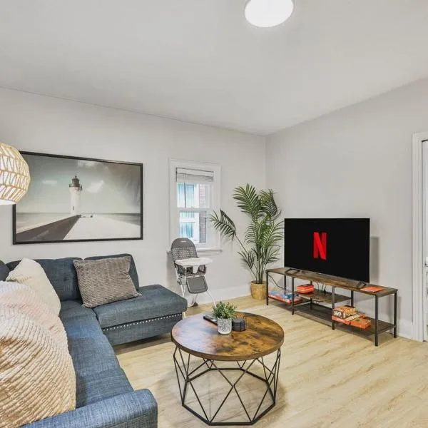 Chic 2 BR Urban Retreat Near Beach Free Parking, hotel em Oshawa