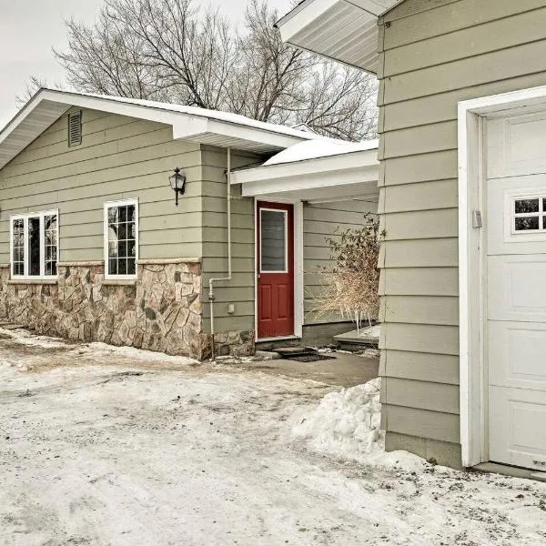 Spacious Dual-Home Mountain Escape with Hot Tub and Creek Views Near Trails in Lander, Wyoming, hotel Landerben