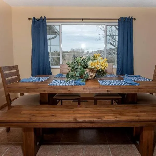 Remodeled Mountain Retreat with Hot Tub and Scenic Views Near Trails in Lander, Wyoming, hotel Landerben