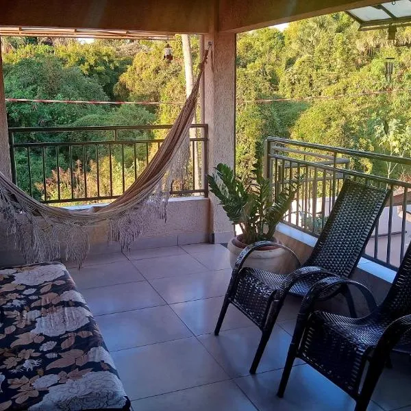 Quarto com varanda e cozinha e entrada independente, hotel in Uberaba