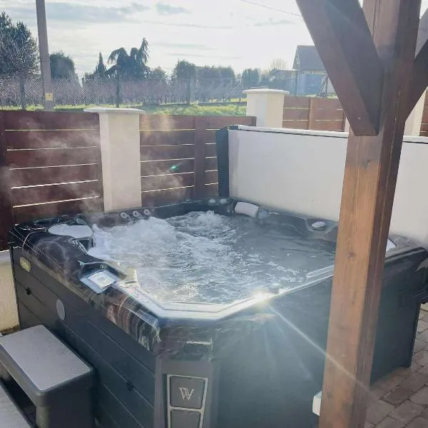 Lator-Hans Apartmanház, hotel in Villány