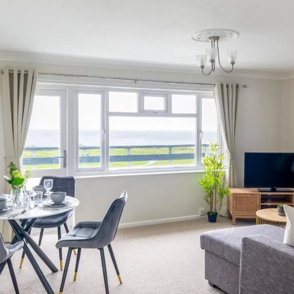 Breath Taking Sea View 2 bedroom Sleeps 6- Parking, hotel in Bournemouth