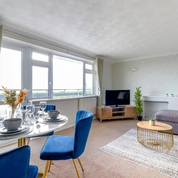 Trendy Sea View 2 bedroom Sleeps 6 - Free Parking, hotel in Bournemouth