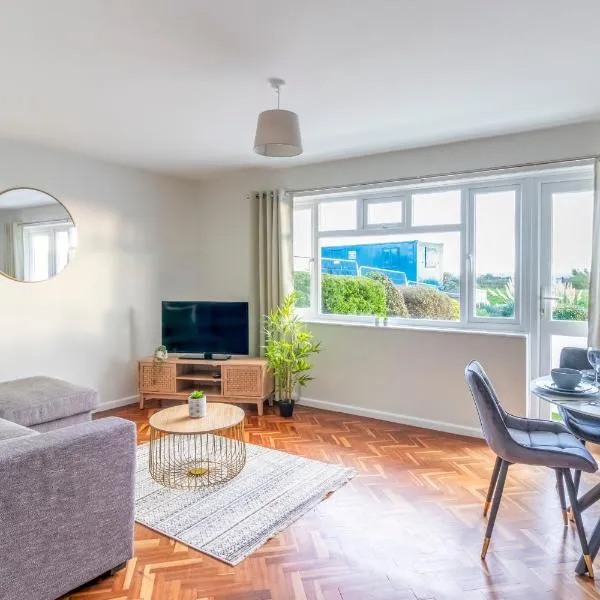 Spacious Sea View 2 bedroom Sleeps 6-Free Parking, מלון בבורנמות'