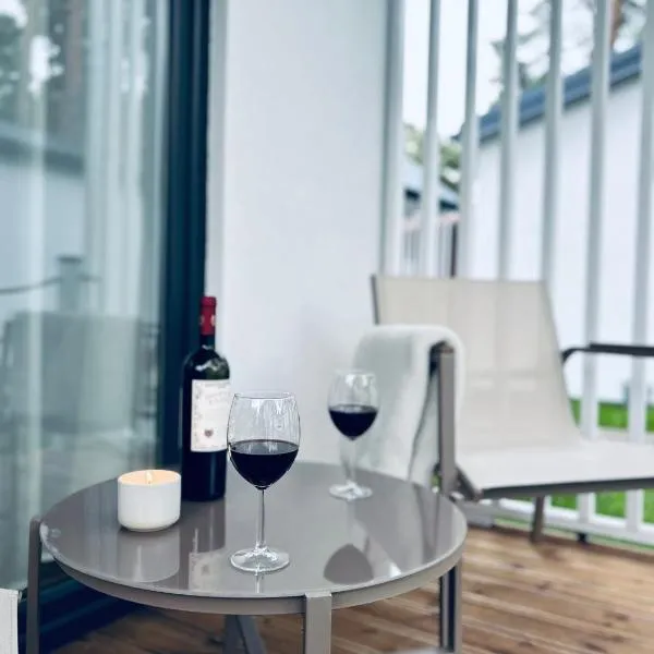 Szarotka Łeba - nowe domki blisko plaży، فندق في ليبا