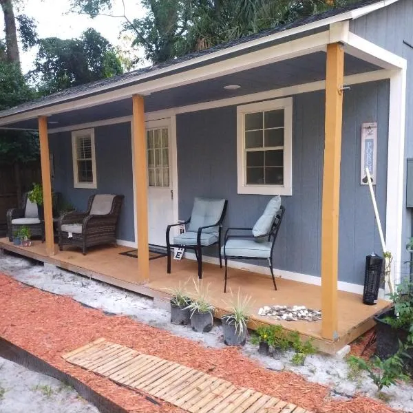 Tiny home barn style in backyard with Animals, khách sạn ở Orlando