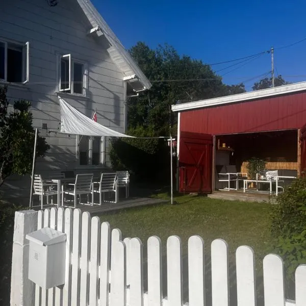 Sjarmerende og solrikt hus nær strender på Fevik, hotel in Fevik