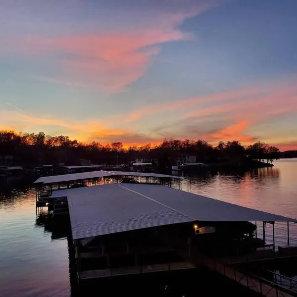 Lake Life Reimagined -best location best view 17mm, hotel em Osage Beach
