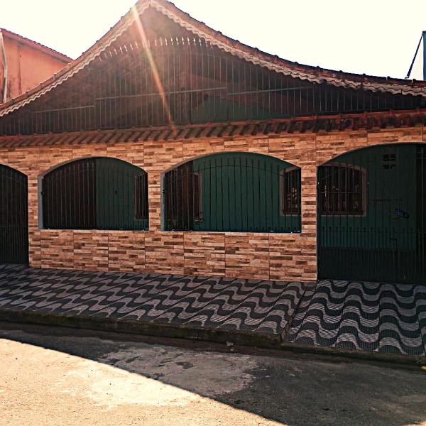 Casa para 14 pessoas a 700 m da praia com 4 dormitórios e churrasqueira