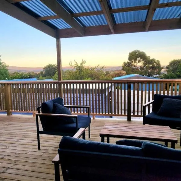 Wombat Hollow - The Perfect Base, hotel in Swansea