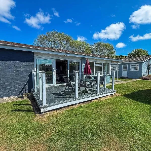 Homely Chalet On A Brilliant Holiday Park In Lowestoft Ref 12004B, hotel i Lowestoft