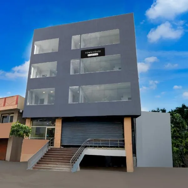 Townhouse Cherlapally Bus Terminal Formerly Hotel Chakripuram, hotel v destinaci Maula Ali