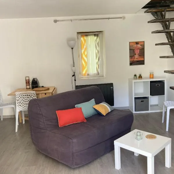 Maison Kyprea: charmant appartement /duplex , spacieux, tout confort avec terrasse extérieure privée, parking privatif , vue pittoresque sur la citadelle de Corté et les montagnes., hotel in Corte