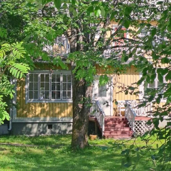 Unique 100 year old villa, central location, hotel em Karjaa