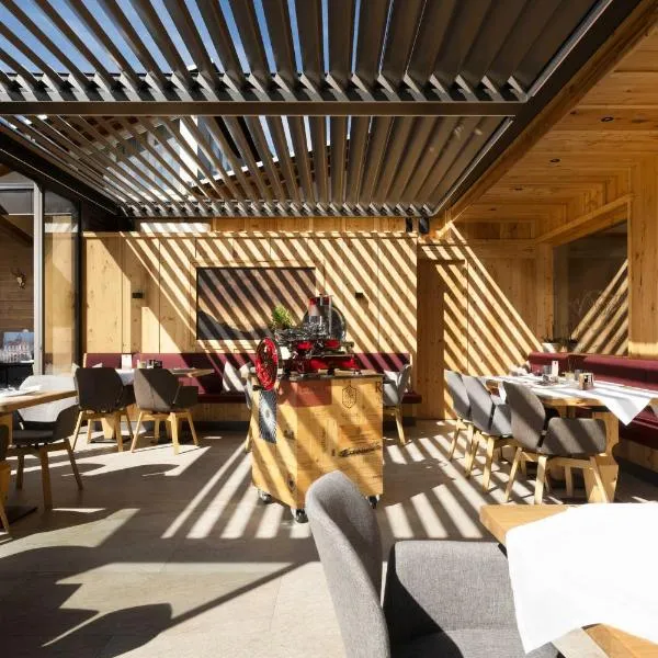 Hotel Alpenstolz - Culinary Hideaway Stubai, готель у місті Мідерс