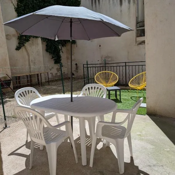 Maison de ville, local à vélo, cour, bord de Saône, hotel in Seurre