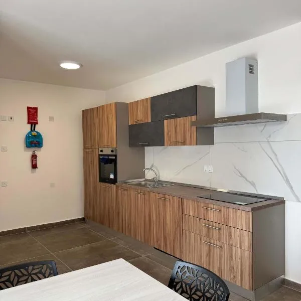 Deluxe Apartment 2 Bed with Balcony - by HostMT, ξενοδοχείο σε Taʼ Penza