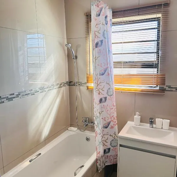 Dubai guest house, hotel in Soshanguve