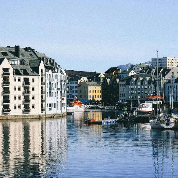 Nær Sentrum Stor, Privat og Koselig Rom, hotel di Arendal