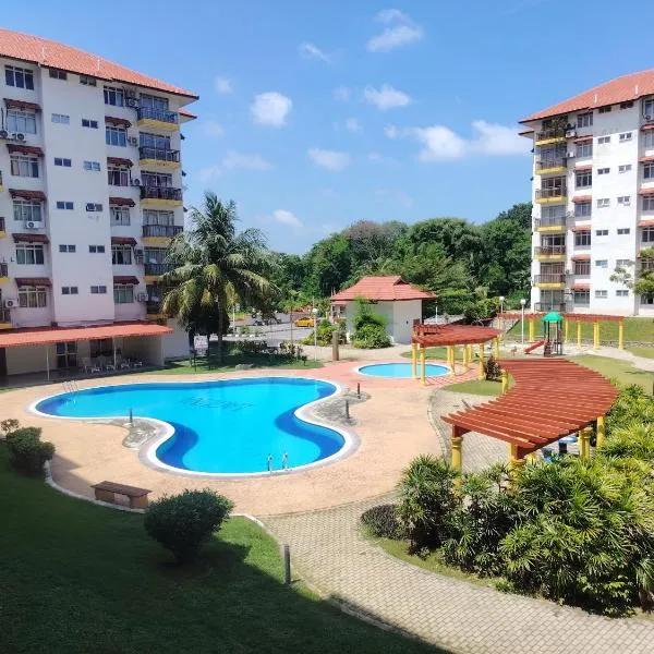 Bayu Biru 2 Bedroom Unit Pool View Balcony, hotel v destinaci Kampong Tanah Merah
