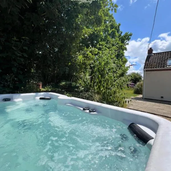 Country Getaway on the Broads with Hot Tub and Fire Pit, hotel in Burgh Saint Margaret