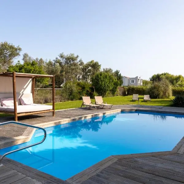 Gyra Villas - Villa Ermis with private pool, hotelli Lefkaksella