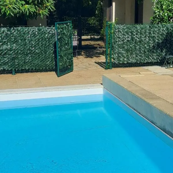 TourTour in the Loire Valley poolside Chalet, hotel in Saint-Avertin