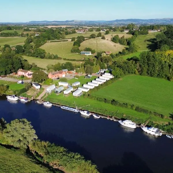 By The River Severn - Caravan 6 - Severnside Boat and Caravan Park, hotel in Tirley