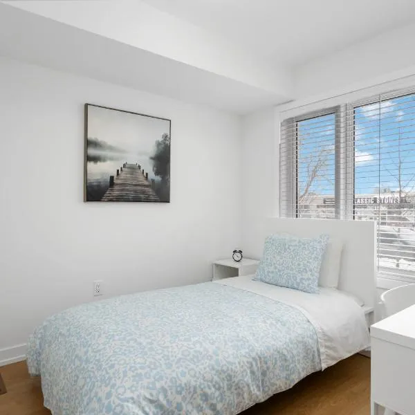 Private Room M A P L E with Attached Full Bathroom in Toronto, ON, Canada, hotel en Toronto