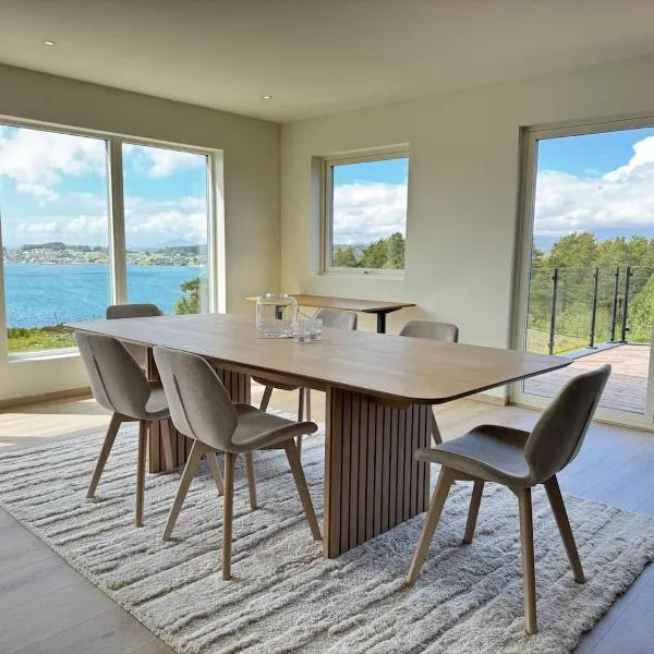 Exclusive penthouse apartment near the sea and nature - Sæbøvik, hotel in Sæbøvik