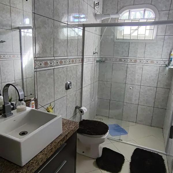 Quarto Casal Elegance Banheiro compartilhado Tela TV YouTube Apps Pousada Tijucas Lua encantada - Foto 3
