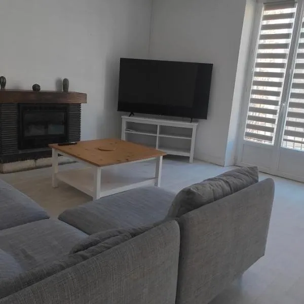 logement familial spacieux, 2 chambres , grand salon, hotel in Fougères