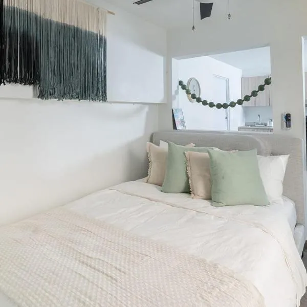 AQUA Terrazas Studio 3 - Beachfront, Pool, Local Fun & Dining, hotel en Dorado
