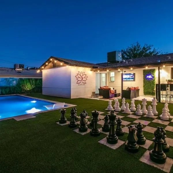 Charming Zen home with Heated Pool, Pool table, Arcade and Mini golf., hotel a Scottsdale