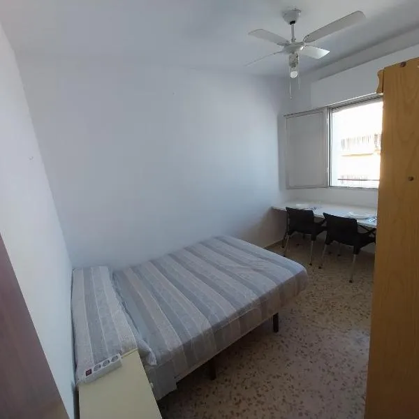 Habitación G mercadona con vistas a la calle، فندق في Cantillana