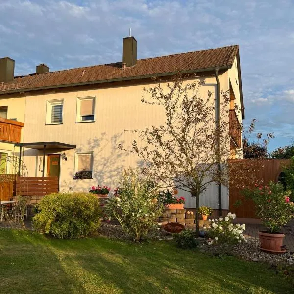Ferienwohnung Am Blauen Hügel in Eckersdorf, hotel in Eckersdorf