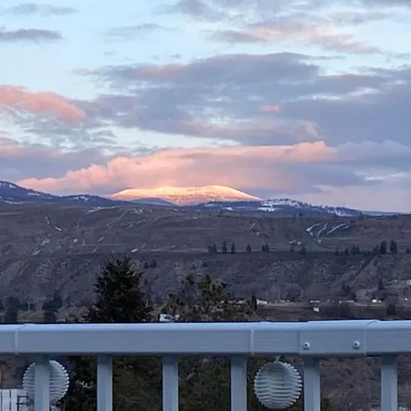 Mountain View Villa with Saltwater Pool, hotel in Oliver