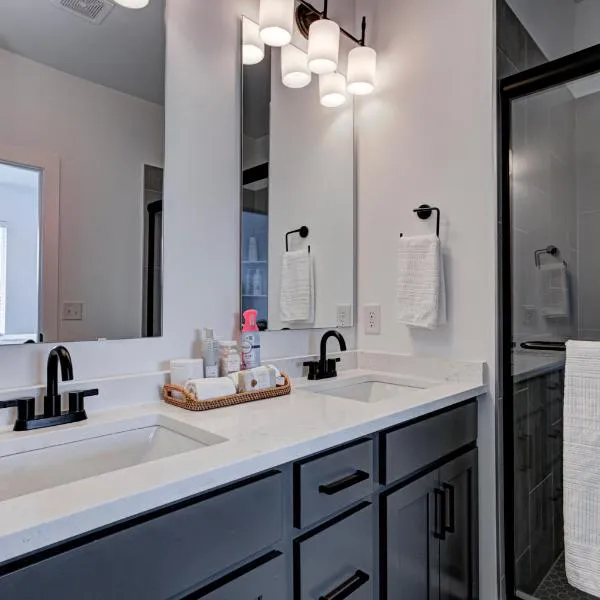 Downtown Indy 1 Miles Modern Stylish 3BR Rooftop home Sleeps 6, hotel in Indianapolis