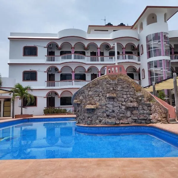 Hotel Real del Quijote a sólo 50 metros de la playa, khách sạn ở Tecolutla