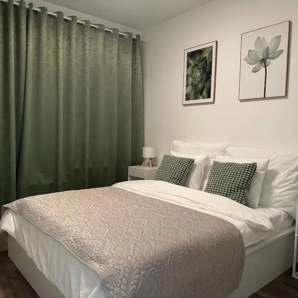 Cozy Modern Apartment, 20 mins to Center, hotel in Prague