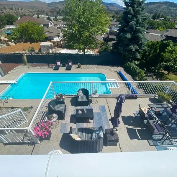 Mountain View Villa with Saltwater Pool, Hotel in Oliver