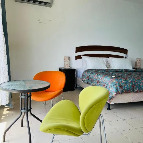 Tikal Sunrise House, hotel in Flores