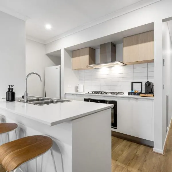 Inviting 3BR Armstrong Creek Escape, hotel en Mount Duneed