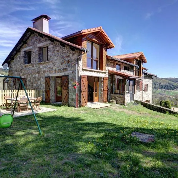 Gîte authentique avec cheminée, animaux admis et WiFi en bordure de forêt - FR-1-496-127, hotel v destinaci La Versanne