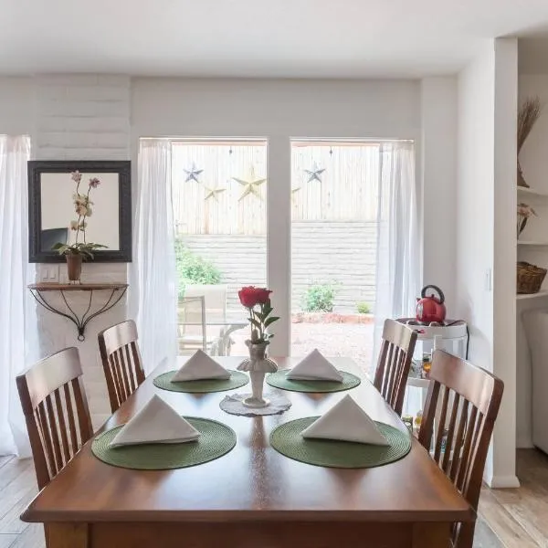 Uptown Sedona Haven with Red Rock Views and Pet Friendly Courtyard: Sedona'da bir otel