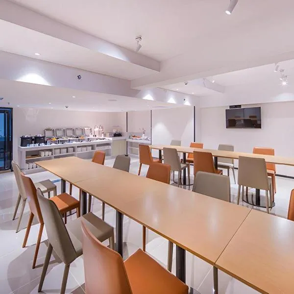 City Comfort Inn Wuzhou Sanqi City Rose Lake Park, хотел в Wuzhou