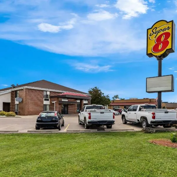Super 8 by Wyndham Watertown WI, hotel in Watertown