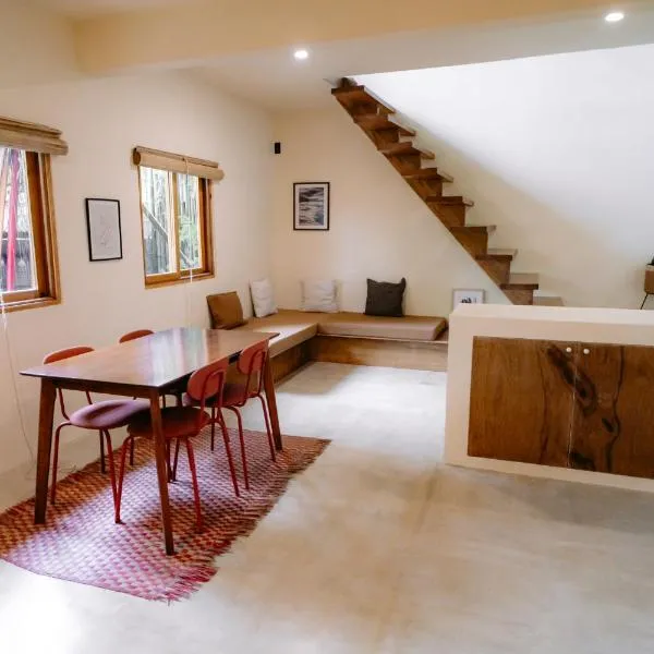 Surfer's Hideout - central two-storey HOUSE with garden & private balcony, hotel a General Luna